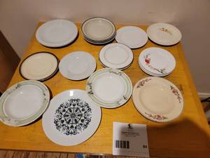 lot 84 image: Lovely 17 Piece Vintage China Collection-Meteor China, Cafewarem Lindsat, Metlox Poppytrail & Mire