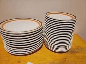 lot 85 image: 33 Piece Beautiful Buffalo China Plate Collection