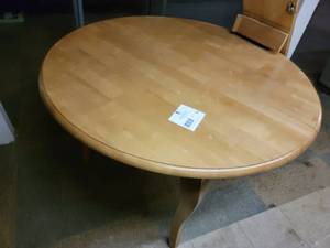 lot 89 image: Beautiful Round Dining Table 47 x 47 x 29 12 with leaf
