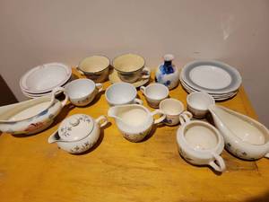 lot 90 image: Beautiful Vintage China Collection