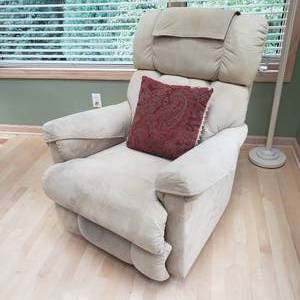 lot 86 image: Butter Yellow Micro Fiber La-Z-Boy Recliner (B)