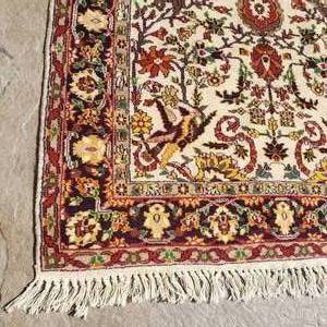 lot 49 image: 100% Wool Oriental Darbar Area Rug