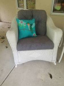 lot 111 image: Lovely White Wicker Seating Set