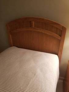 lot 120 image: Lovely Oak Bed Set B