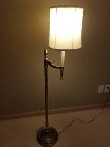 lot 123 image: Classic Brass Floor Lamp
