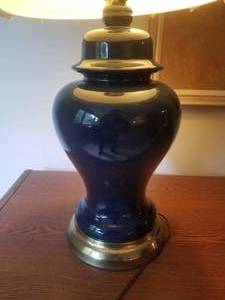 lot 125 image: Lovely Black Vase Table Lamp