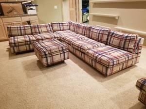 lot 31 image: Retro MCM Vintage Sectional with Ottoman by Hammary  a