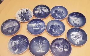 lot 195 image: Vintage B&G Christmas Plates Collection  11