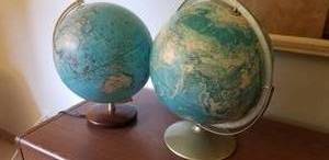 lot 39 image: Vintage National Geographic Light Up Globe