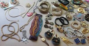 lot 155 image: Collection of Costume Jewlery  Pins, Bracelets, Earrings & Necklaces