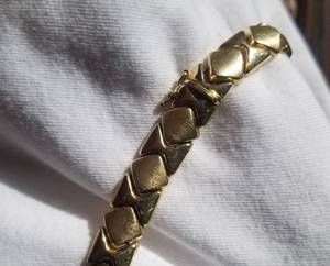 lot 24 image: 14K Yellow Gold Textured Link Bracelet