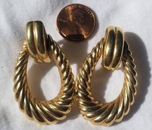 lot 26 image: 14K Yellow Gold Twisted Braid Dangle Earrings