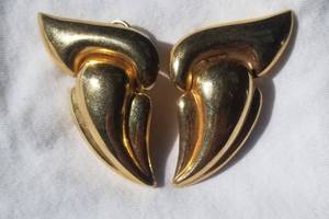 lot 28 image: 14K Yellow Gold Big Chunky Hinged Earrings