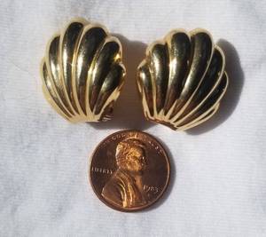 lot 88 image: 14K Yellow Gold Shell Stud Earrings