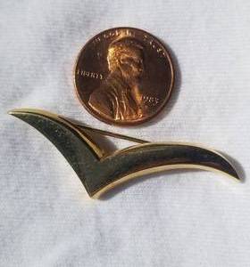 lot 12 image: Tiffany & Co. 14K Yellow Gold Bird in Flight Pin