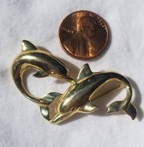 lot 91 image: 14K Yellow Gold Playful Dolphins Scarf Clasp