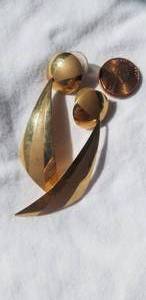 lot 92 image: 14K Yellow Gold Textured Dangle Earrings