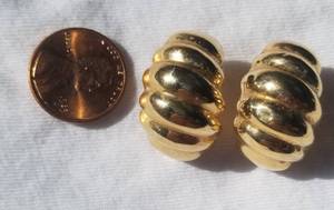 lot 93 image: 14K Yellow Gold Ribbed Earrings