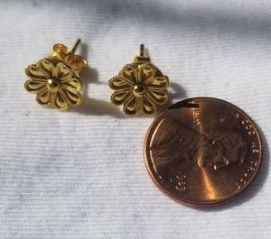 lot 98 image: 18K Yellow Gold Daisy Flower Earrings