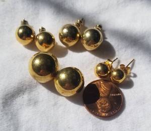 lot 11 image: 4 Pairs of 14K Yellow Gold Ball Stud Earrings