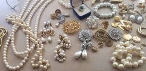 lot 157 image: Collection of Elegant Pearl and Vintage Jewelry