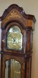lot 7 image: Gorgeous Sligh Grandfather Clock