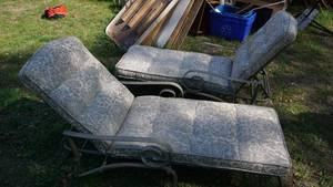 lot 5 image: Two Martha Stewart Recliner Lounge Chairs  W Printed Cushions On Them