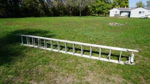 lot 8 image: Werner Aluminum Ladder--D1528-2-----Professional Ladder