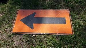 lot 9 image: Metal Sign Of Arrow-- 4  x  2