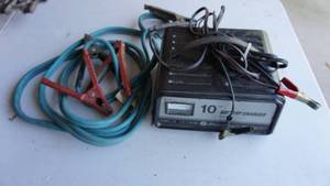 lot 133 image: 10 Amp Battery Charger & Cables--Solid State