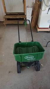 lot 178 image: Scotts Speedy Green 2000 Spreader--Adjustable