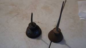 lot 191 image: Vintage 2 Small Oil Cans