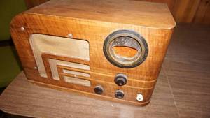 lot 260 image: Vintage Table Top Electric Radio --11 Tall  x  17 12 Wide  x  10 Deep