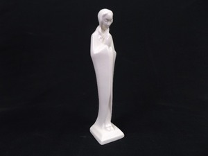 lot 18 image: 1960s Hummel 5.5 Praying Madonna Statue