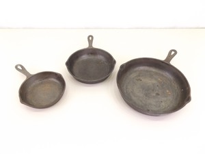 lot 34 image: Vintage #8, #5, and #3 USA Made Cast Iron Pans wHeat Rings
