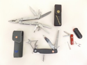 lot 40 image: Vintage Newer Leatherman and Swiss Army Knives