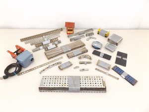 lot 46 image: Vintage Erector Set Pieces and Parts wWORKING Motor