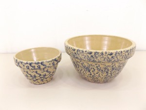 lot 74 image: 2 Vintage Roseville Ransbottom 9 and 6 Spongeware Mixing Bowls
