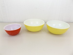 lot 85 image: Lot of 3 Primary Color Pyrex Mixing Bowls