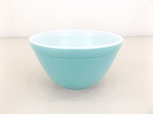 lot 86 image: RARE Pyrex Robins Egg Blue #401 1-12 pt Mixing Bowl