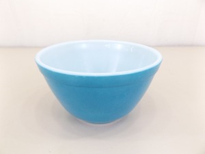 lot 87 image: RARE Pyrex Turquoise Blue #401 1-12 pt Mixing Bowl