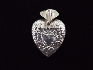 lot 59 image: .925 Sterling Silver Flower Vase Heart Brooch