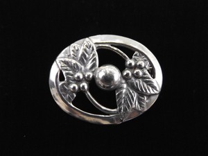 lot 60 image: .925 Sterling Silver Grapevine Brooch