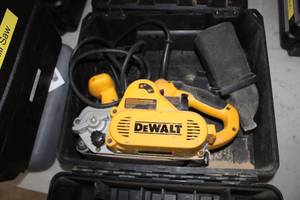 lot 1046 image: DeWalt DW433 3x21 Belt Sander VS  with Plastic Case