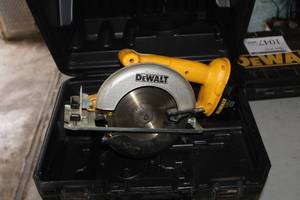 lot 1040 image: DeWalt DW939 18V Cordless  6-12 Circular Saw  with Battery, Plastic Case