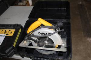 lot 1045 image: DeWalt DW364  7-14 Circular Saw  with Plastic Case