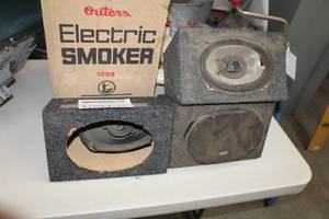lot 1084 image: Lot of (3) Speakers