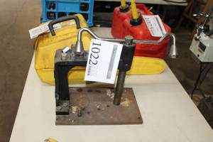lot 1022 image: Manual Press