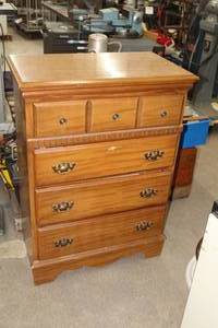 lot 1008 image: Wood Dresser 4-drawer