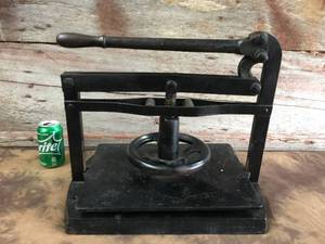 lot 15 image: Antique Cast Iron Book Press